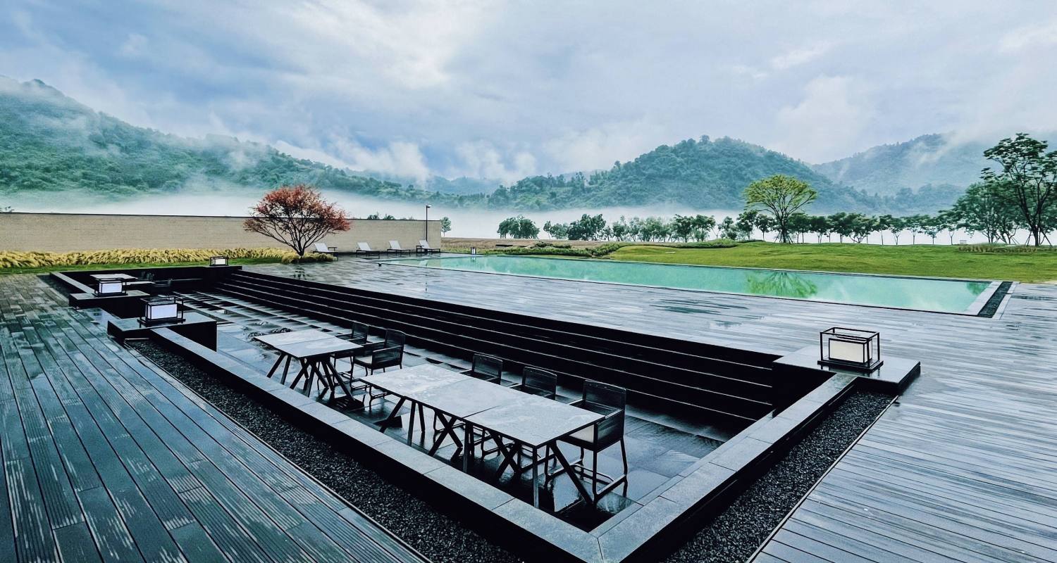 餐厅外泳池休息区